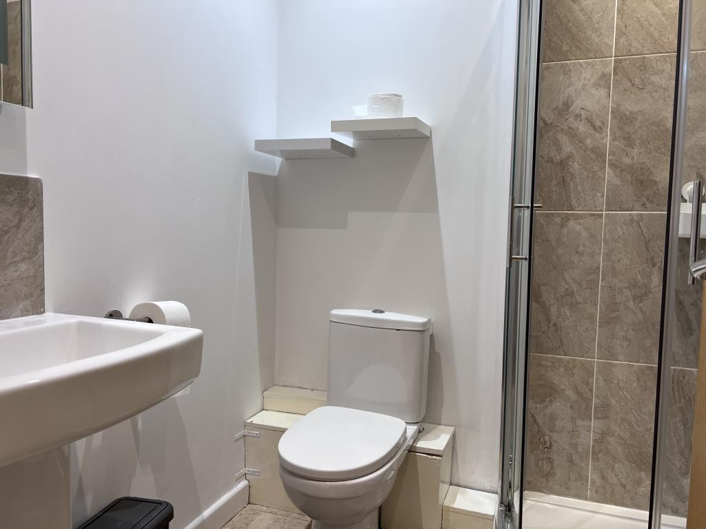 Lot: 39 - STUDIO FLAT IN TOWN CENTRE LOCATION - White bathroom suite with shower cubicle